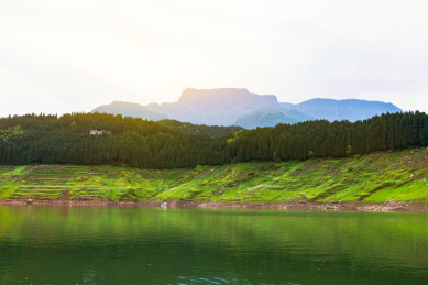 中国四川省眉山市雅女湖瓦屋山自然风光