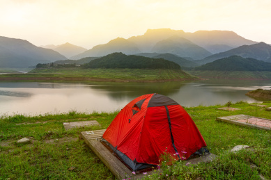 中国四川眉山瓦屋山下雅女湖边的野营帐篷