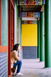 现代女性在横店影视城的明清宫苑古建筑游玩