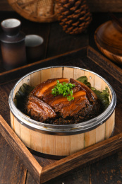 放在蒸笼里的蒸盐菜咸烧白梅菜扣肉