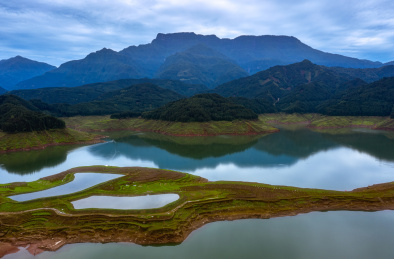 中国四川眉山瓦屋山雅女湖全景航拍图