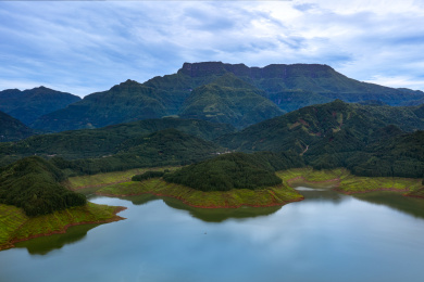中国四川眉山瓦屋山雅女湖全景航拍图