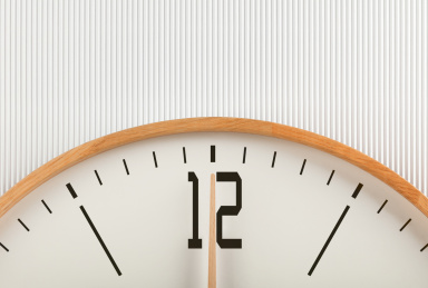 条纹创意木框时钟指针指向12点