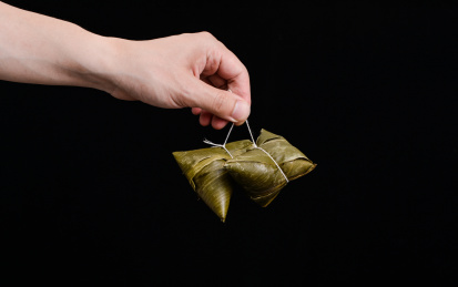 手拿粽子