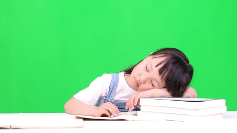 写作业睡着的小学生