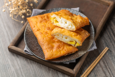 天津传统早餐鸡蛋果子特写