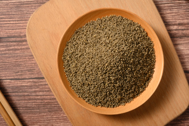 桌面上的木纹盘子里的美味的黑小米
