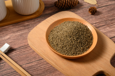 桌面上的木纹盘子里的美味的黑小米