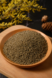 桌面上的木纹盘子里的美味的黑小米