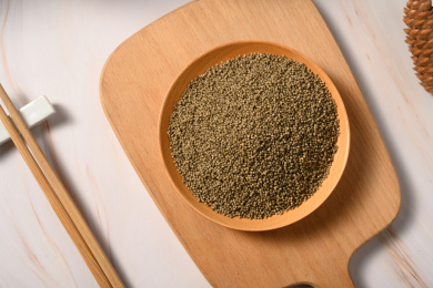 桌面上的木纹盘子里的美味的黑小米