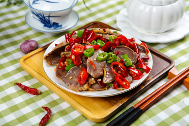 家常菜美食辣椒炒猪舌头