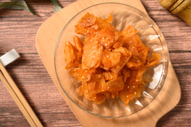 桌面上的玻璃陶瓷盘子里的美味可口的豆皮