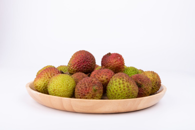 木盘子里的新鲜荔枝果实