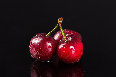 黑色背景上的新鲜樱桃车厘子