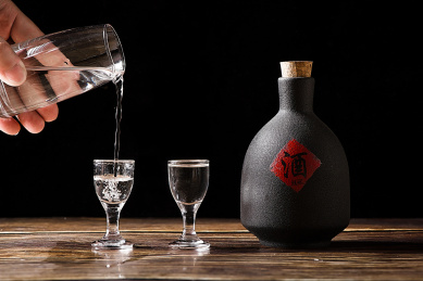 白酒倒酒