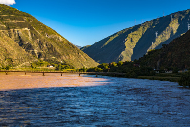 川藏线上甘孜巴塘金沙江的美丽风光