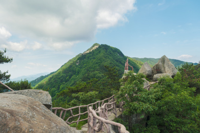 湖北黄冈罗田大别山薄刀锋风景区初夏风光