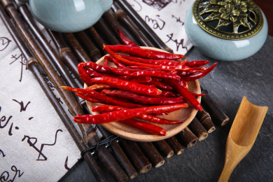一盘红色的干辣椒