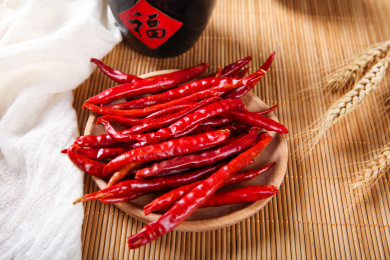 一盘红色的干辣椒