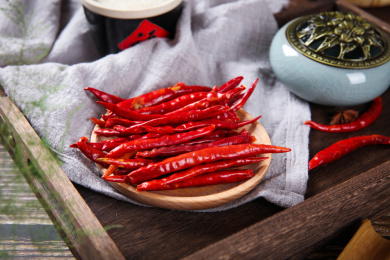 一盘红色的干辣椒