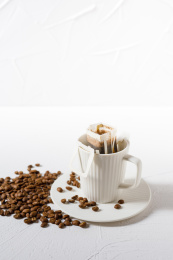 放在白色马克杯里的挂耳咖啡