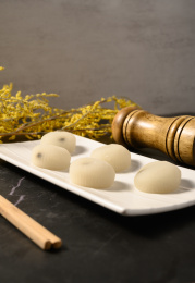 桌面上的白色陶瓷盘子里的美味可口的和果子