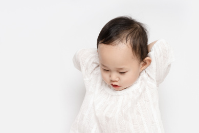 正在抓痒的2岁幼儿