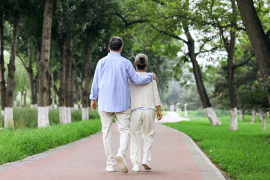 幸福的老年夫妇在公园散步