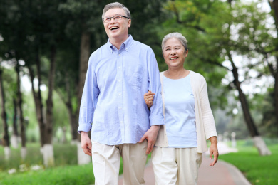 幸福的老年夫妇在公园散步