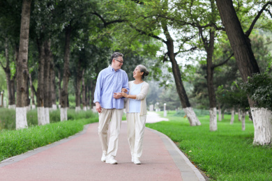 幸福的老年夫妇在公园散步