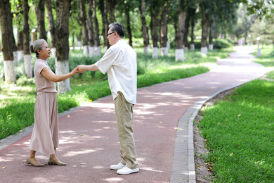 幸福的老年夫妇在公园跳舞
