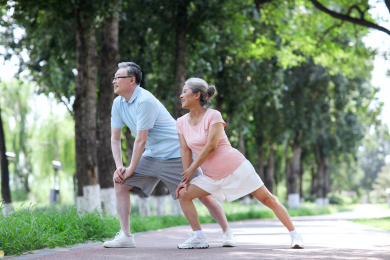 老年夫妇在公园运动