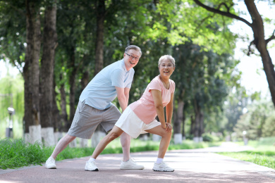 老年夫妇在公园运动