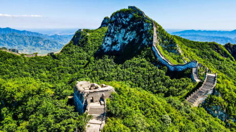 北京箭扣长城之鹰飞倒仰城墙远景航拍图