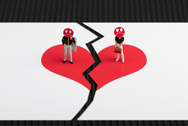 微缩创意破裂的红心上闹分手的生气情侣