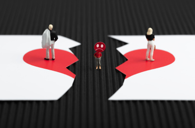 微缩创意破裂的红心上离婚的夫妻悲伤的孩子