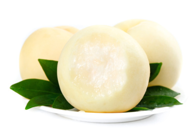 白底上放着一盘新鲜白桃