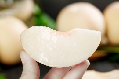 手上拿着一块桃子果肉