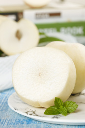 浅蓝底上一盘沂蒙大白桃