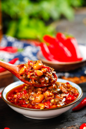 勺子上挖着辣椒酱