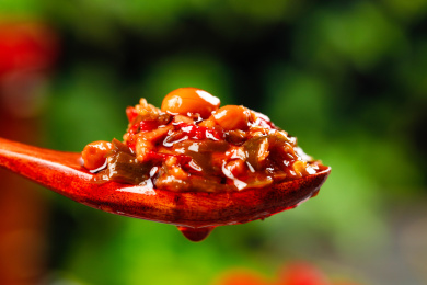 勺子上挖着辣椒酱