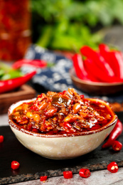 黑底上放着一碗辣椒酱