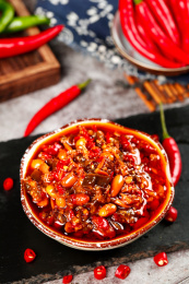 黑底上放着一碗辣椒酱