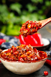 勺子上挖着香辣酱