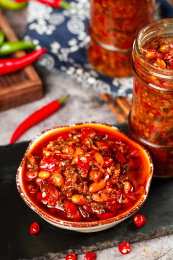 黑底上放着一碗辣椒酱