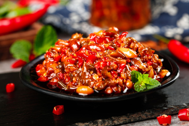 黑底上放着一盘香辣酱