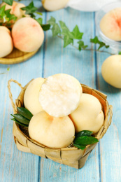 浅蓝底上一篮新鲜的蒙阴白桃