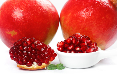 白底上的突尼斯石榴和石榴籽