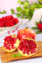 木板上的软籽红石榴