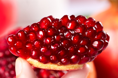 手上拿着红石榴